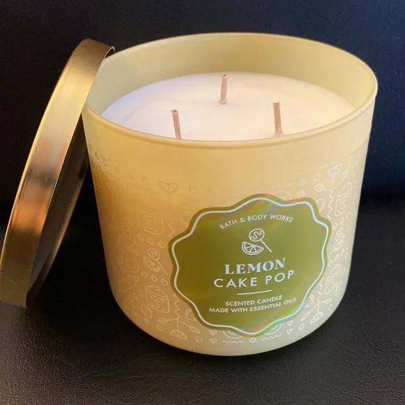 🆕 🍋  LEMON CAKE POP - Bath & Body Works 3 Wick  Candle - Spring Fruity Bakery - Picture 2 of 9